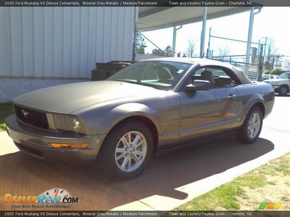 2005 Ford Mustang V6 Deluxe Convertible Mineral Grey Metallic / Medium Parchment Photo #18