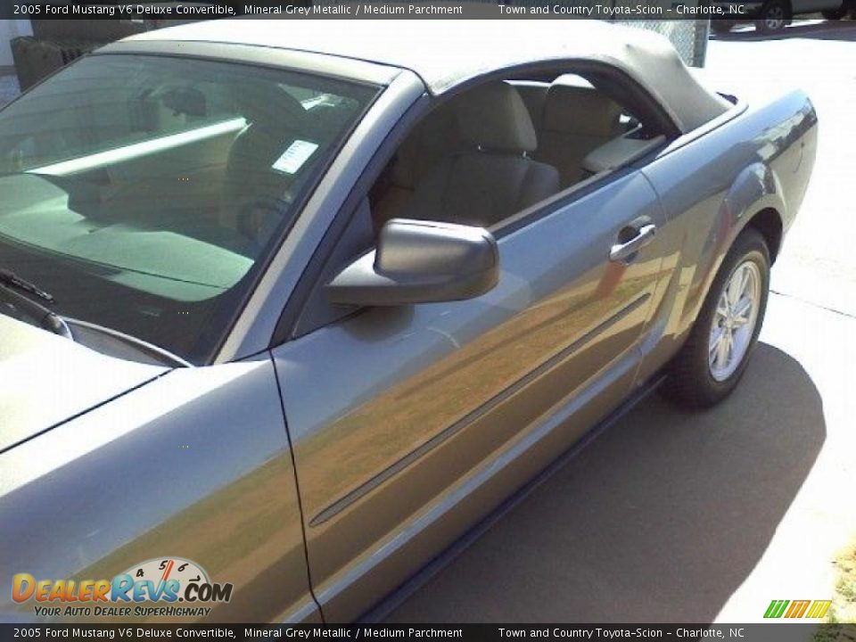 2005 Ford Mustang V6 Deluxe Convertible Mineral Grey Metallic / Medium Parchment Photo #20