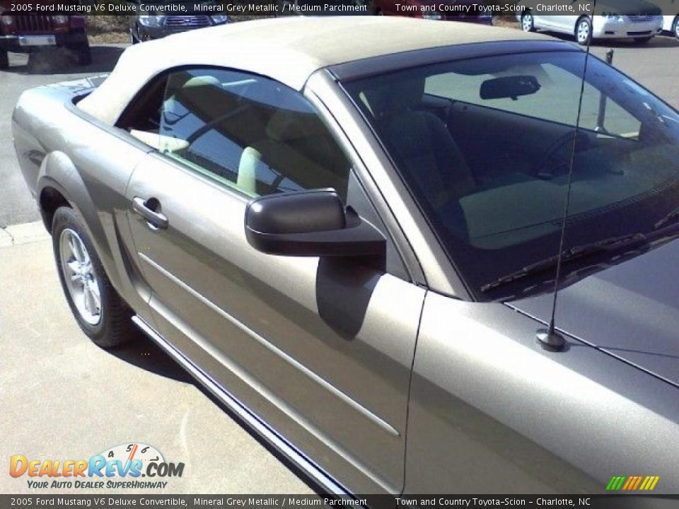 2005 Ford Mustang V6 Deluxe Convertible Mineral Grey Metallic / Medium Parchment Photo #21