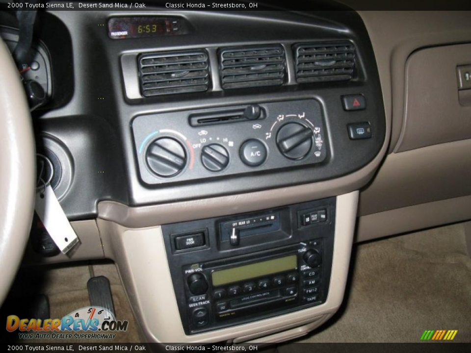 2000 Toyota Sienna LE Desert Sand Mica / Oak Photo #17