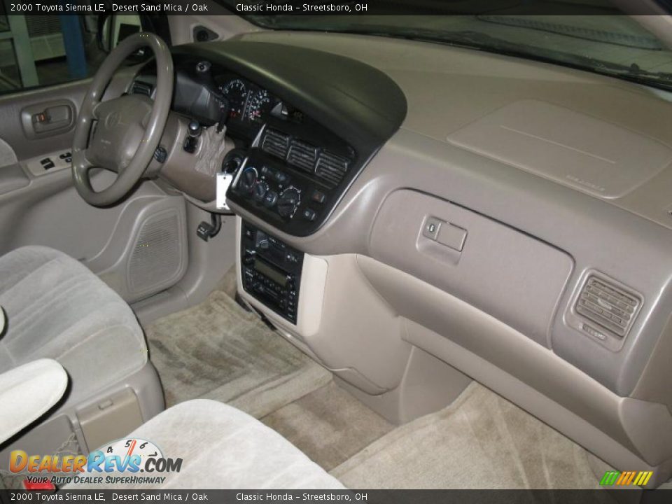 2000 Toyota Sienna LE Desert Sand Mica / Oak Photo #24