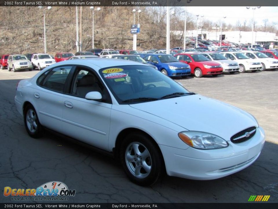 2002 Ford Taurus SES Vibrant White / Medium Graphite Photo #5