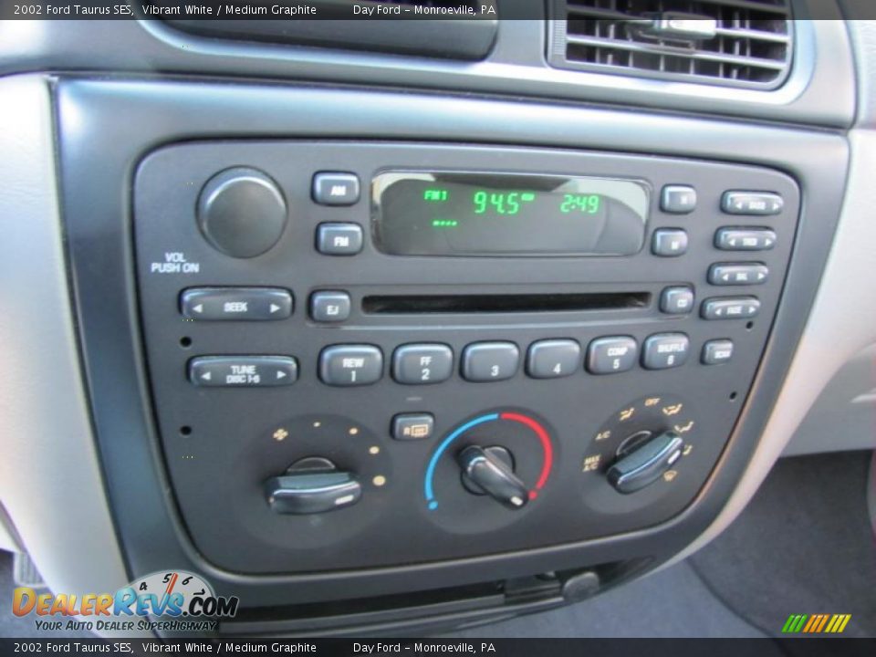 2002 Ford Taurus SES Vibrant White / Medium Graphite Photo #11