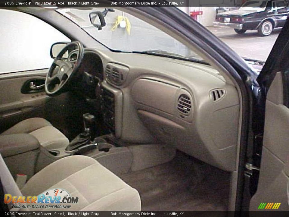 2006 Chevrolet TrailBlazer LS 4x4 Black / Light Gray Photo #8