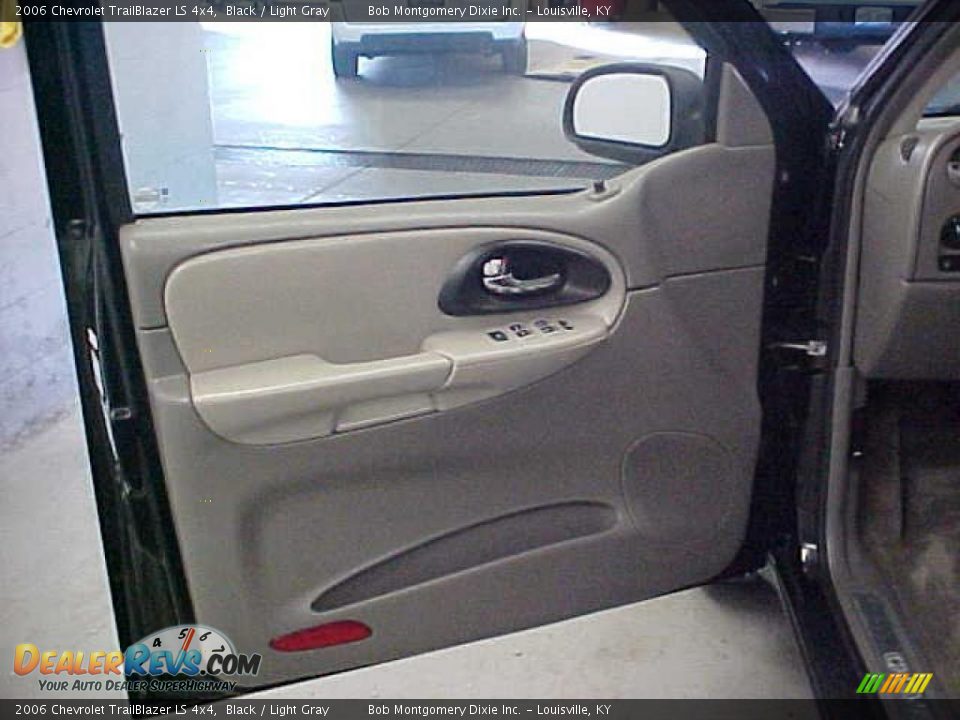 2006 Chevrolet TrailBlazer LS 4x4 Black / Light Gray Photo #19