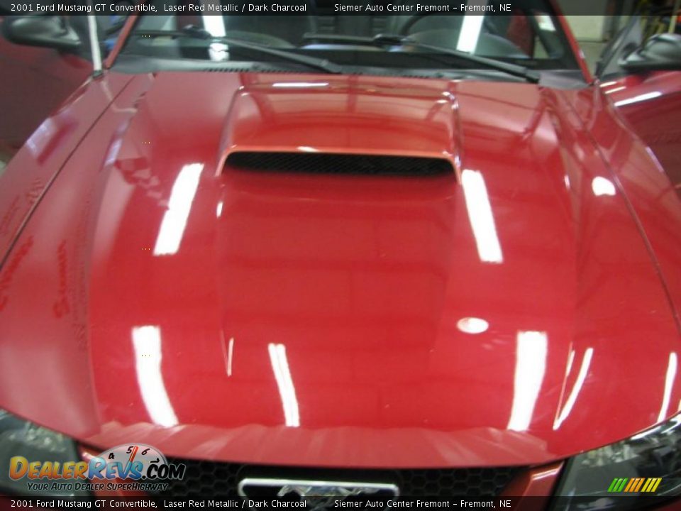 2001 Ford Mustang GT Convertible Laser Red Metallic / Dark Charcoal Photo #36