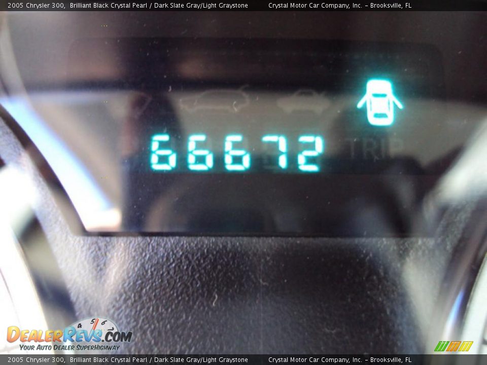 2005 Chrysler 300 Brilliant Black Crystal Pearl / Dark Slate Gray/Light Graystone Photo #18