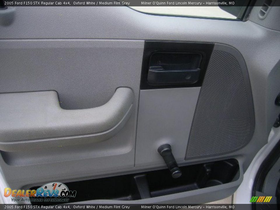 2005 Ford F150 STX Regular Cab 4x4 Oxford White / Medium Flint Grey Photo #16