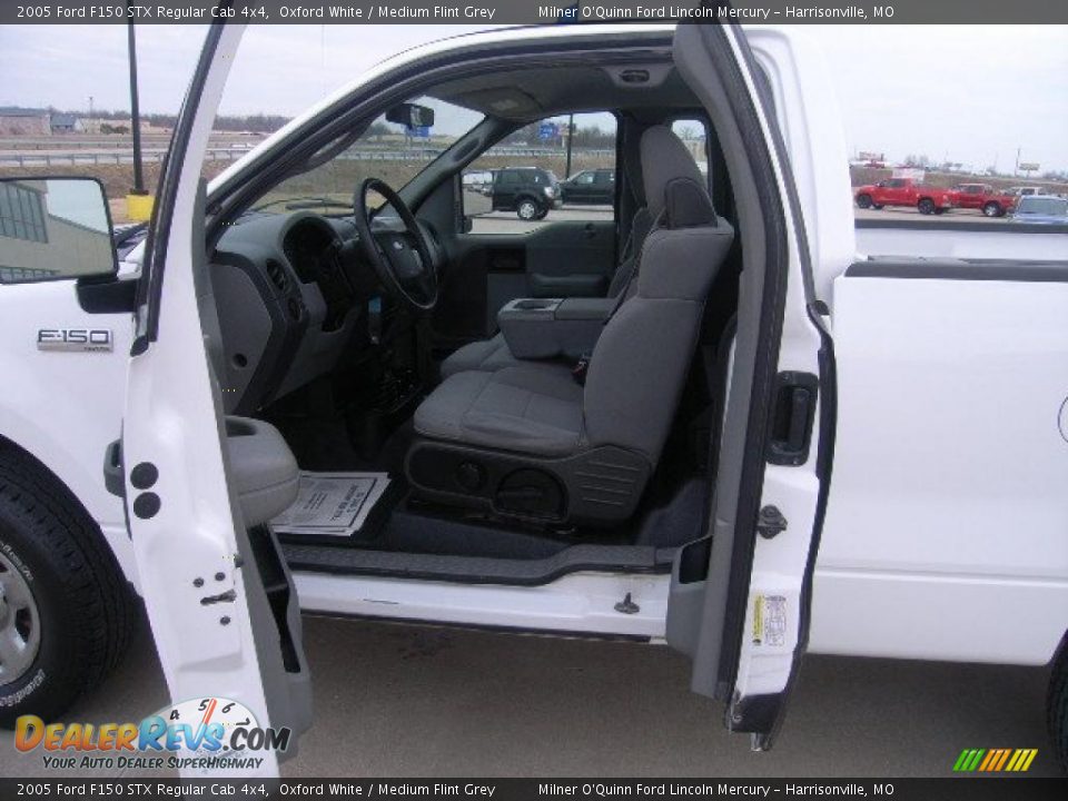 2005 Ford F150 STX Regular Cab 4x4 Oxford White / Medium Flint Grey Photo #17