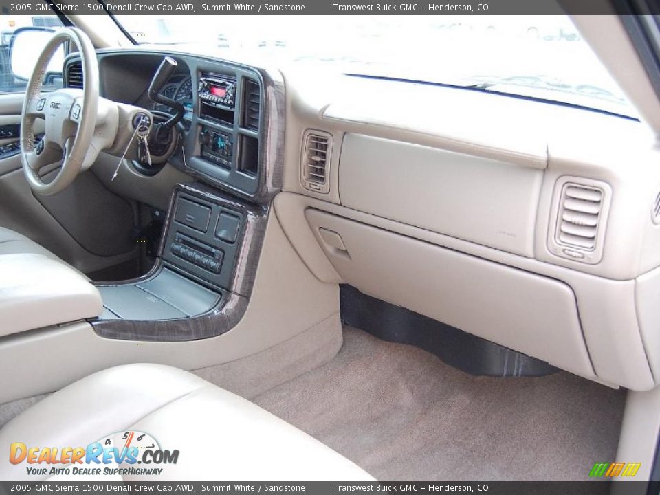 2005 GMC Sierra 1500 Denali Crew Cab AWD Summit White / Sandstone Photo #16