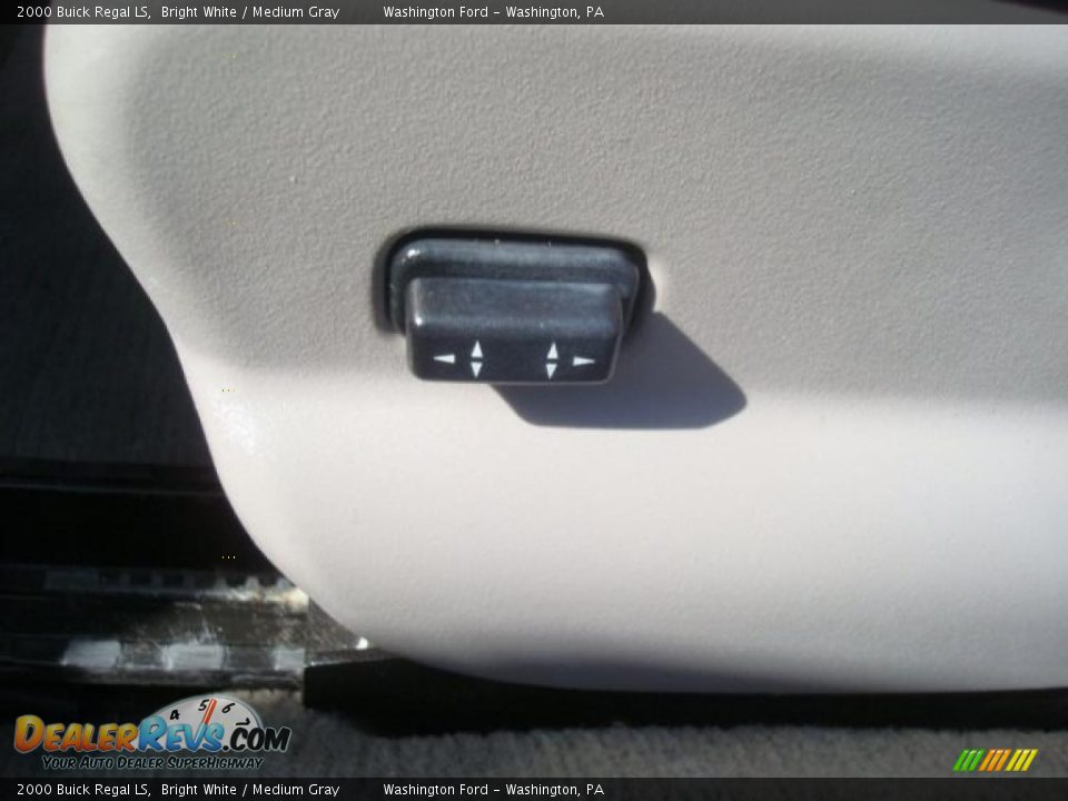 2000 Buick Regal LS Bright White / Medium Gray Photo #17