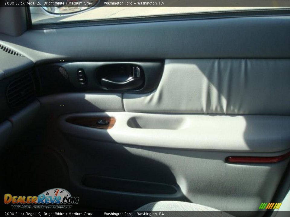 2000 Buick Regal LS Bright White / Medium Gray Photo #18