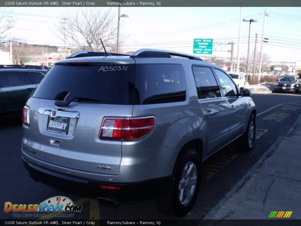 2008 Saturn Outlook XR AWD Silver Pearl / Gray Photo #4