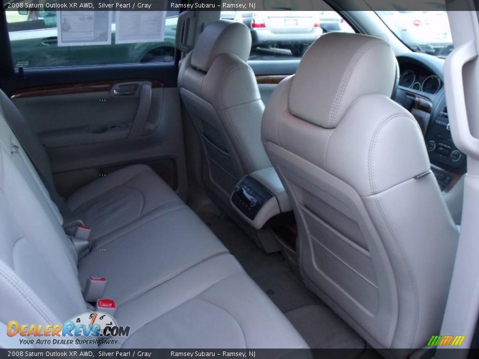 2008 Saturn Outlook XR AWD Silver Pearl / Gray Photo #16