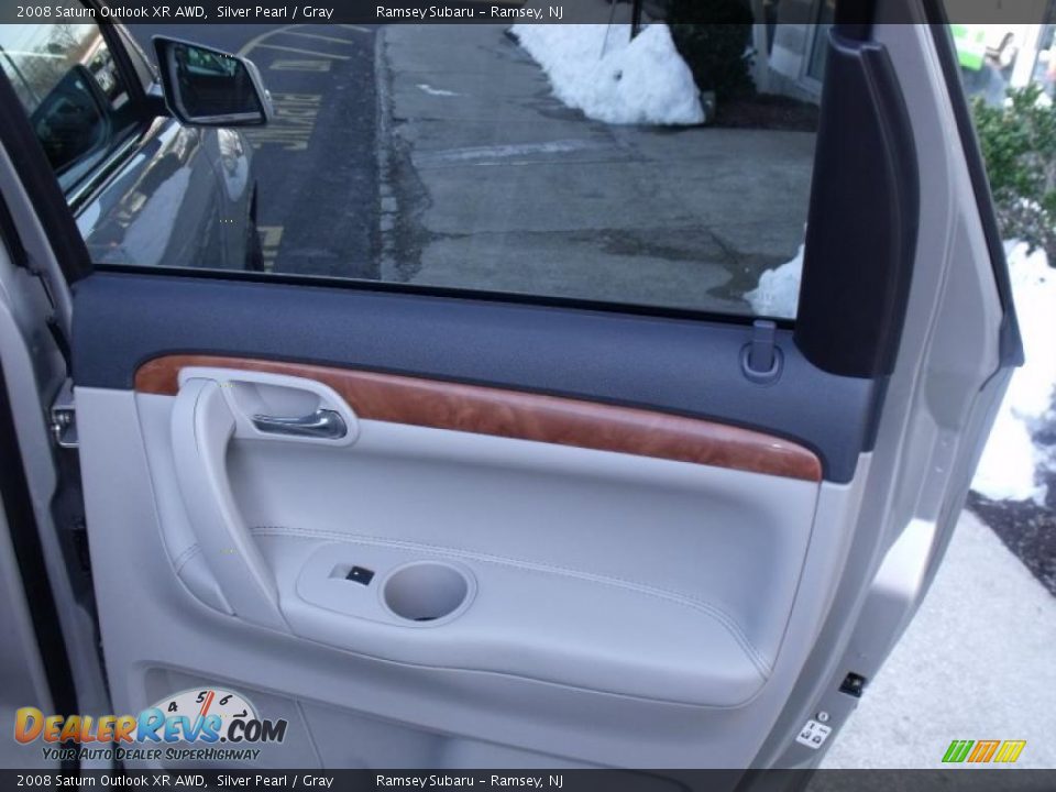 2008 Saturn Outlook XR AWD Silver Pearl / Gray Photo #17