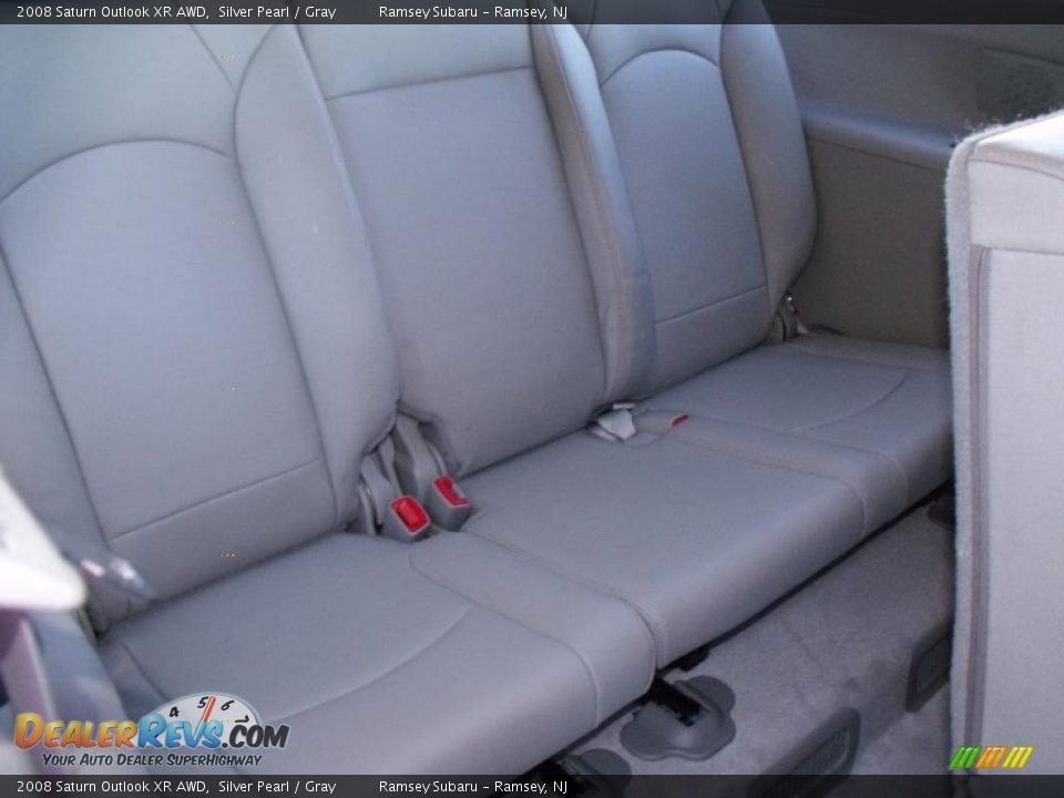 2008 Saturn Outlook XR AWD Silver Pearl / Gray Photo #18