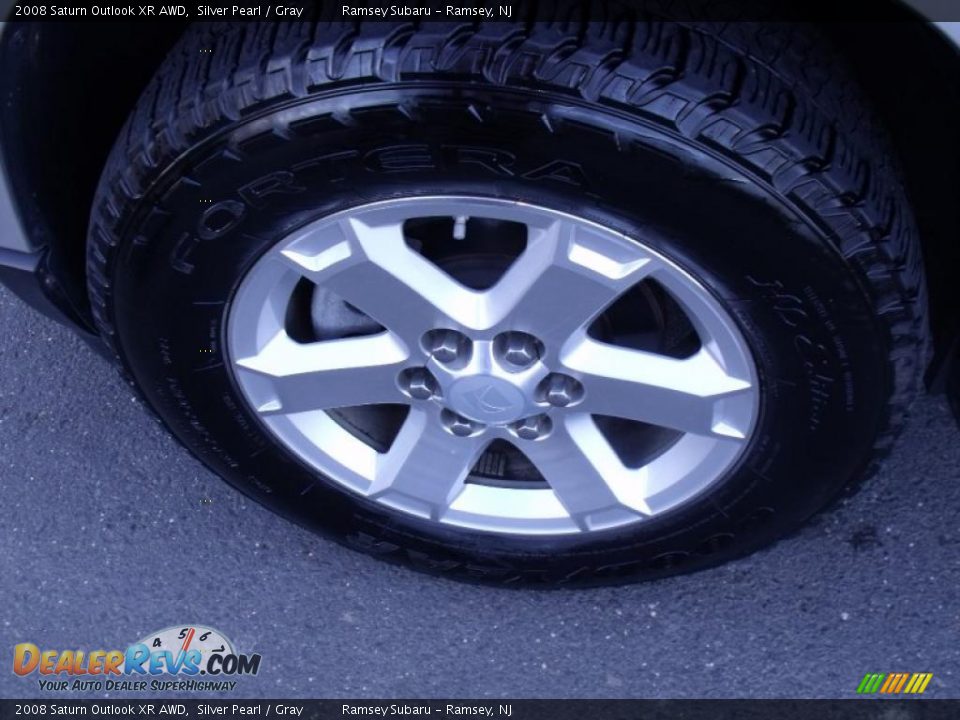2008 Saturn Outlook XR AWD Silver Pearl / Gray Photo #24