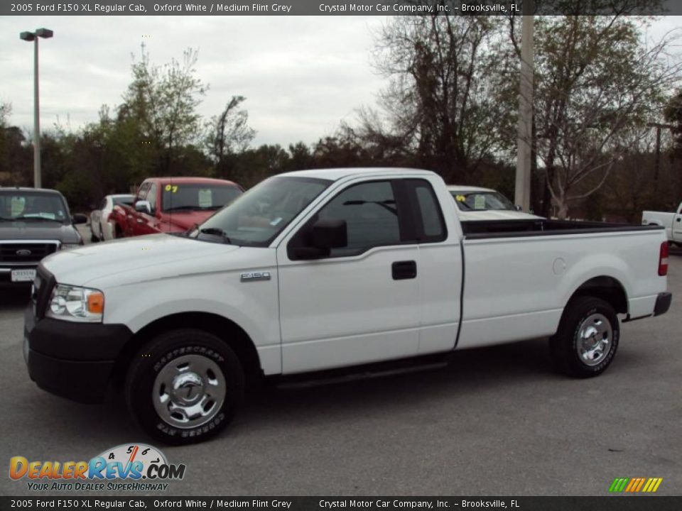 2005 Ford F150 XL Regular Cab Oxford White / Medium Flint Grey Photo #2