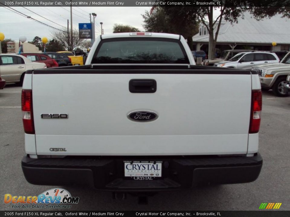 2005 Ford F150 XL Regular Cab Oxford White / Medium Flint Grey Photo #6