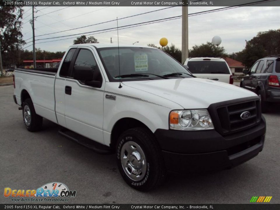 2005 Ford F150 XL Regular Cab Oxford White / Medium Flint Grey Photo #9