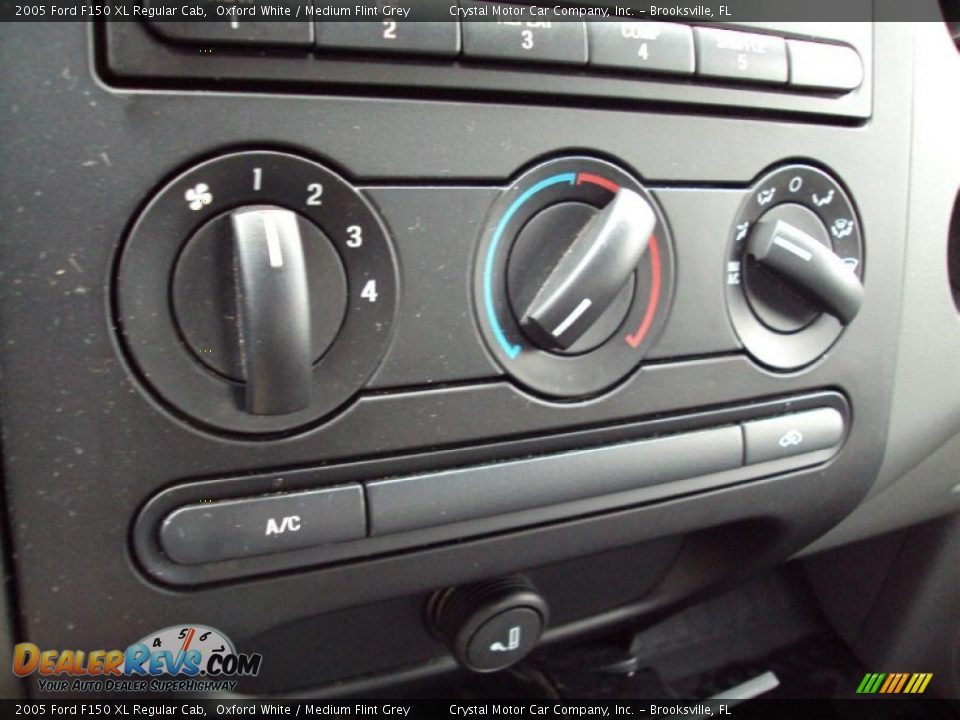 2005 Ford F150 XL Regular Cab Oxford White / Medium Flint Grey Photo #18