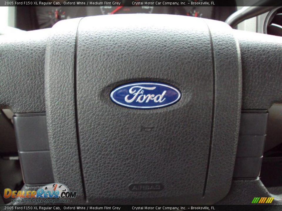 2005 Ford F150 XL Regular Cab Oxford White / Medium Flint Grey Photo #19