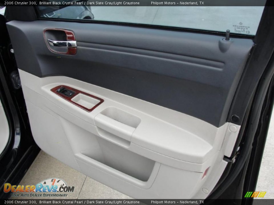 2006 Chrysler 300 Brilliant Black Crystal Pearl / Dark Slate Gray/Light Graystone Photo #25