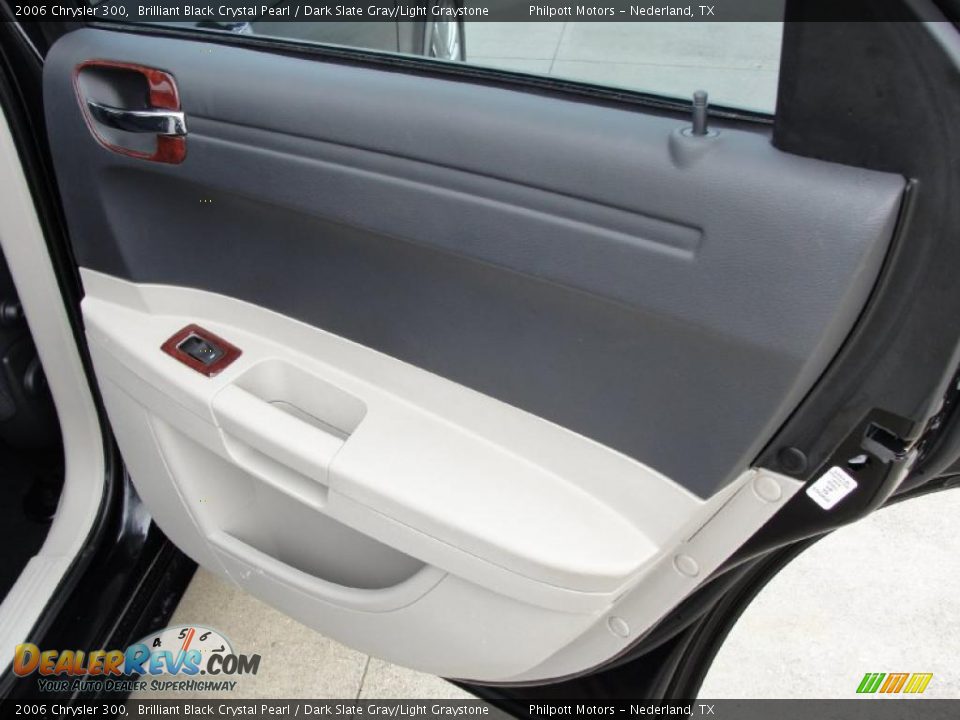 2006 Chrysler 300 Brilliant Black Crystal Pearl / Dark Slate Gray/Light Graystone Photo #28