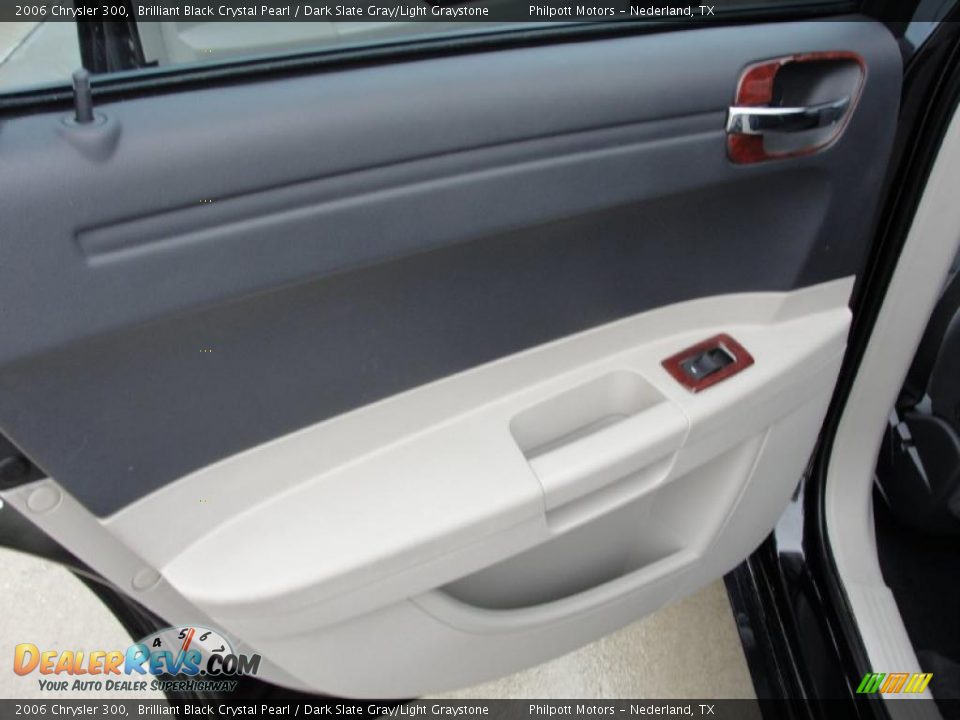 2006 Chrysler 300 Brilliant Black Crystal Pearl / Dark Slate Gray/Light Graystone Photo #31