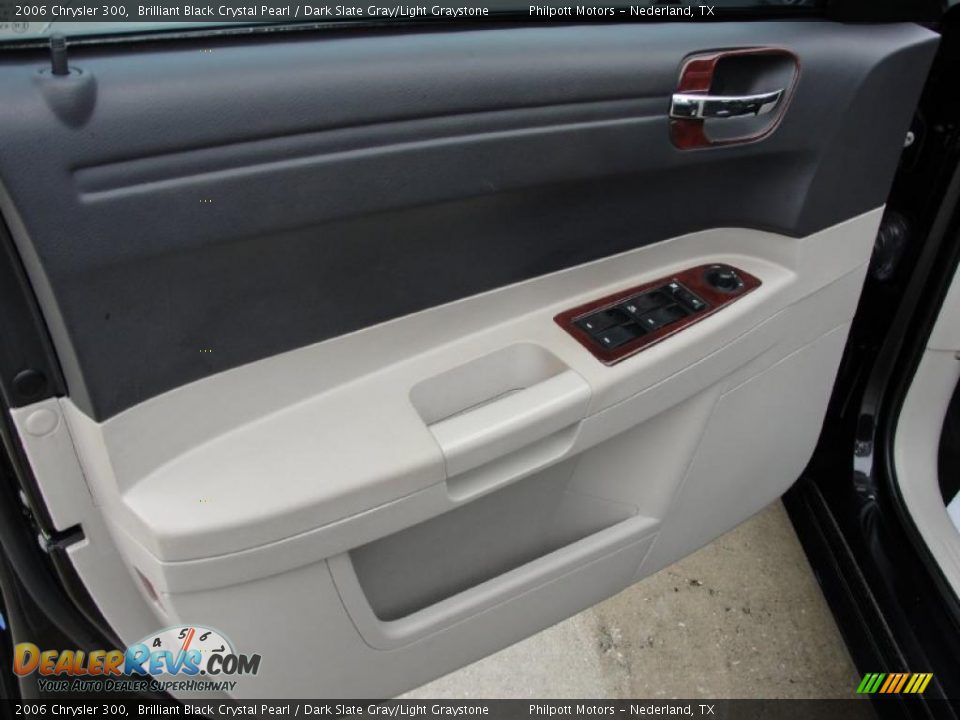 2006 Chrysler 300 Brilliant Black Crystal Pearl / Dark Slate Gray/Light Graystone Photo #33