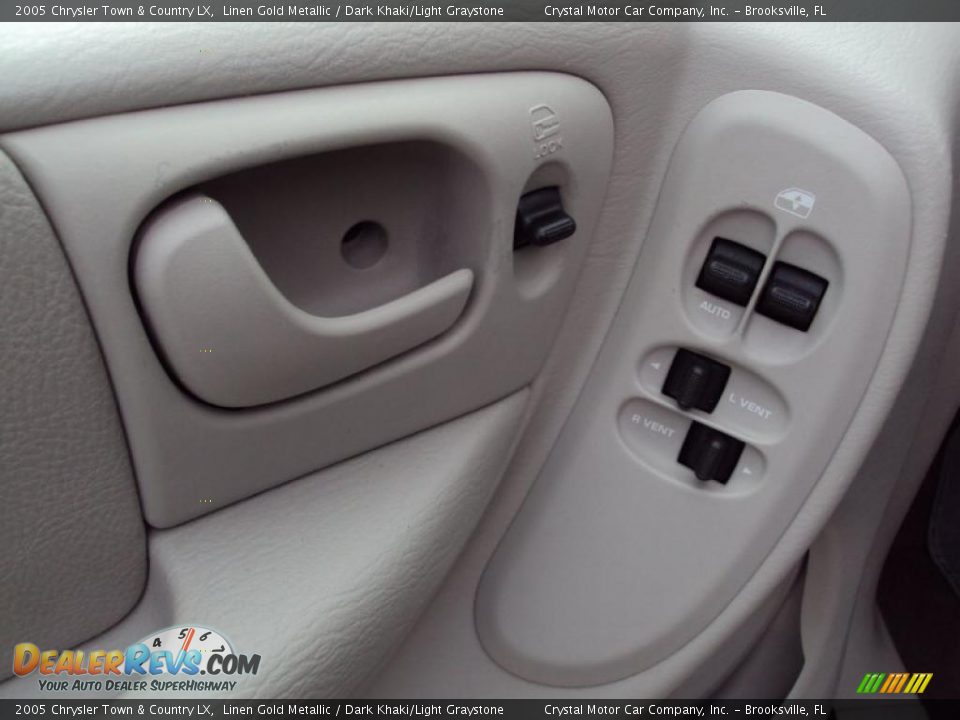 2005 Chrysler Town & Country LX Linen Gold Metallic / Dark Khaki/Light Graystone Photo #18