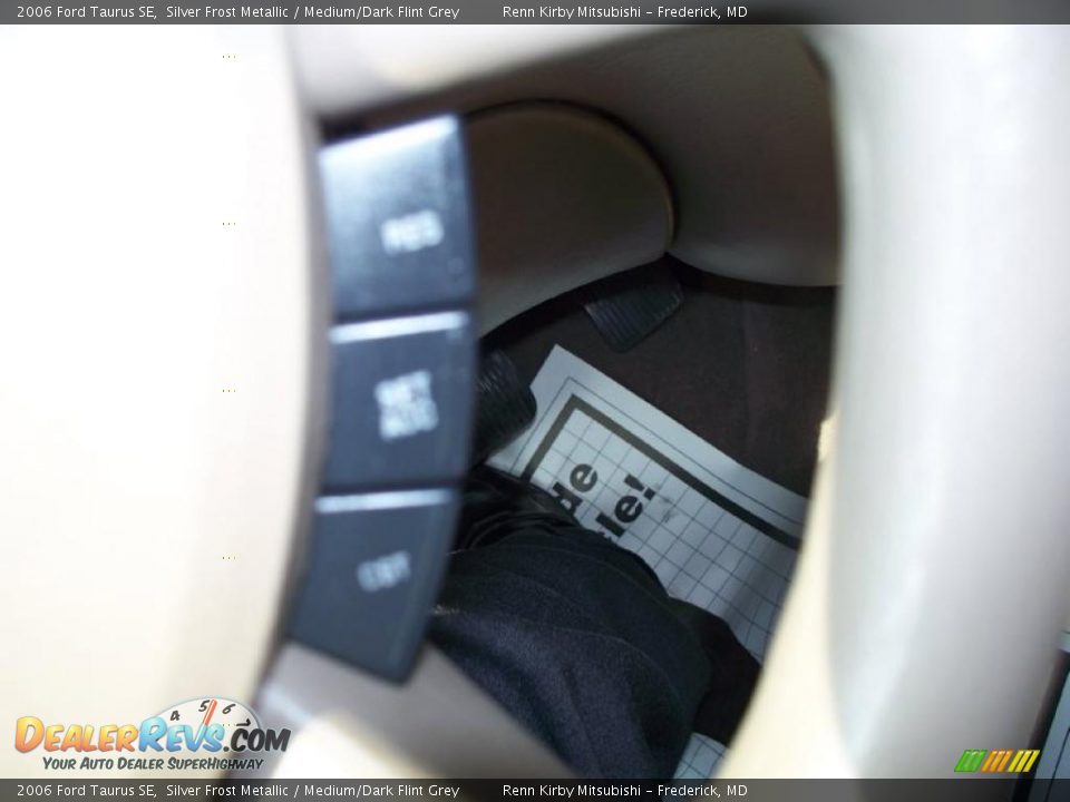2006 Ford Taurus SE Silver Frost Metallic / Medium/Dark Flint Grey Photo #9