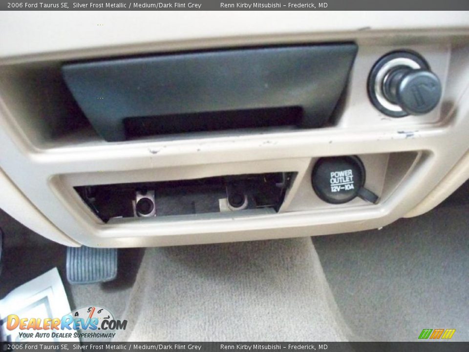 2006 Ford Taurus SE Silver Frost Metallic / Medium/Dark Flint Grey Photo #13