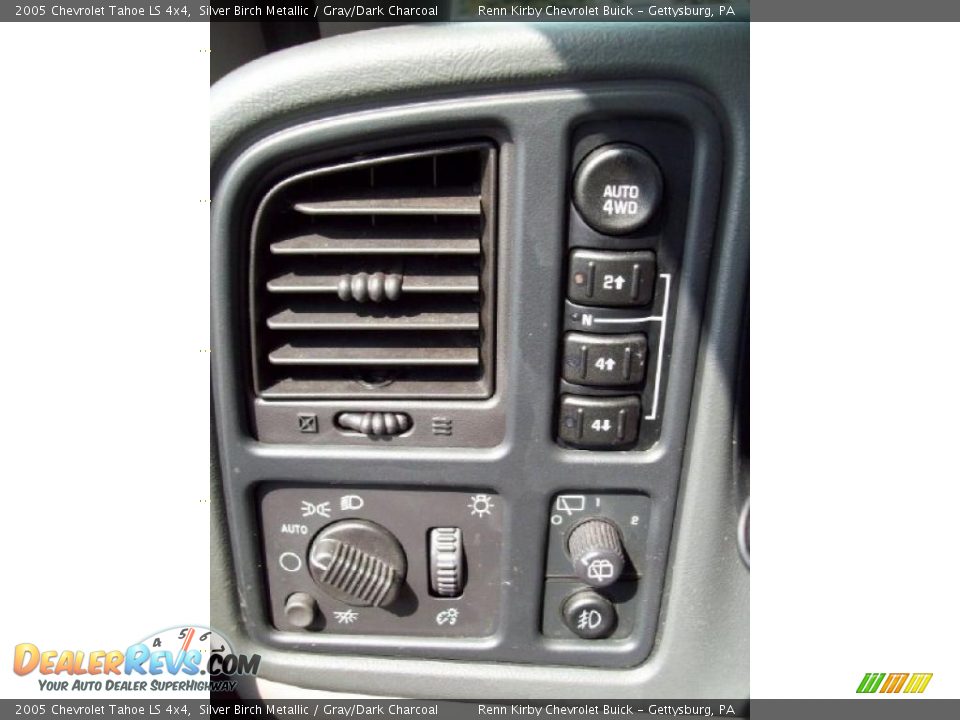2005 Chevrolet Tahoe LS 4x4 Silver Birch Metallic / Gray/Dark Charcoal Photo #24