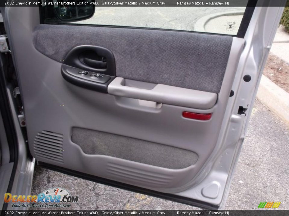 2002 Chevrolet Venture Warner Brothers Edition AWD Galaxy Silver Metallic / Medium Gray Photo #10