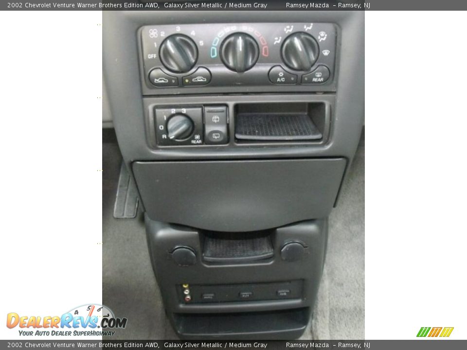 2002 Chevrolet Venture Warner Brothers Edition AWD Galaxy Silver Metallic / Medium Gray Photo #34
