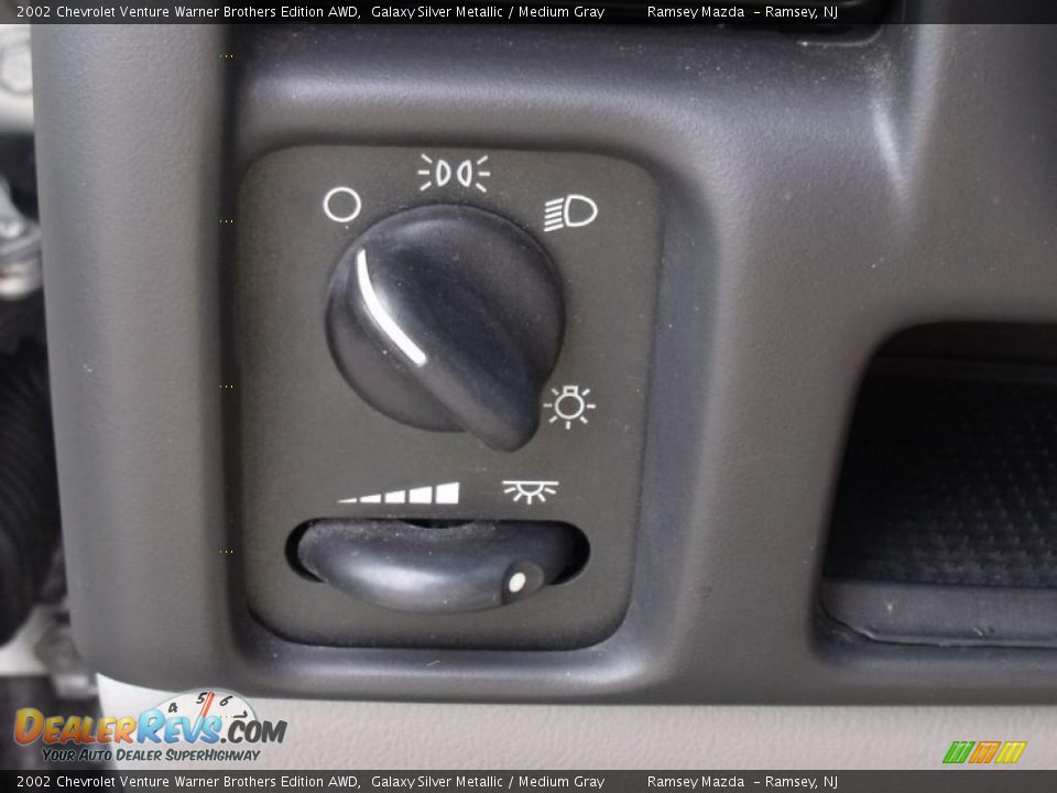 2002 Chevrolet Venture Warner Brothers Edition AWD Galaxy Silver Metallic / Medium Gray Photo #35