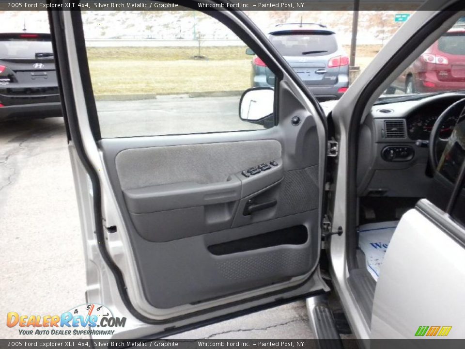 2005 Ford Explorer XLT 4x4 Silver Birch Metallic / Graphite Photo #28
