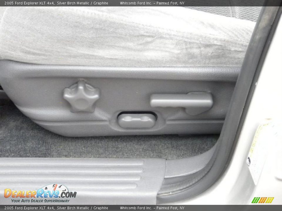 2005 Ford Explorer XLT 4x4 Silver Birch Metallic / Graphite Photo #33