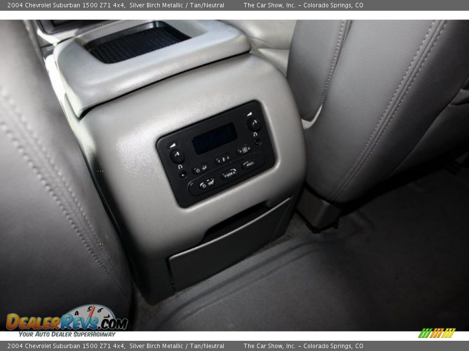 2004 Chevrolet Suburban 1500 Z71 4x4 Silver Birch Metallic / Tan/Neutral Photo #17