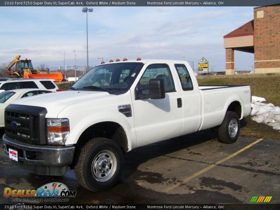 2010 Ford F250 Super Duty XL SuperCab 4x4 Oxford White / Medium Stone Photo #2
