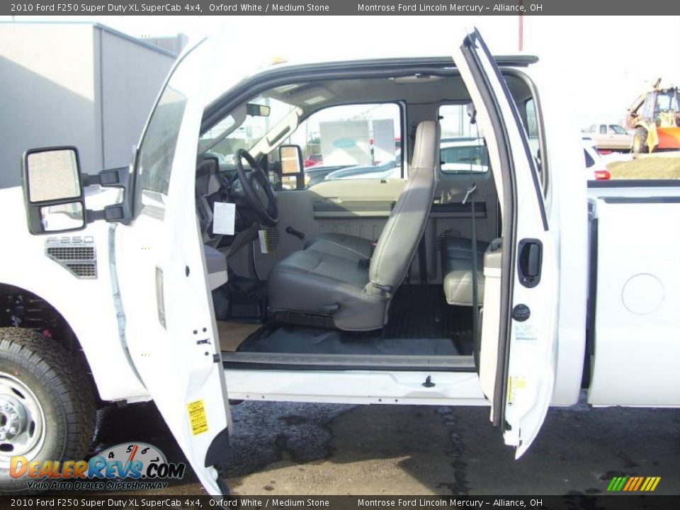 2010 Ford F250 Super Duty XL SuperCab 4x4 Oxford White / Medium Stone Photo #6