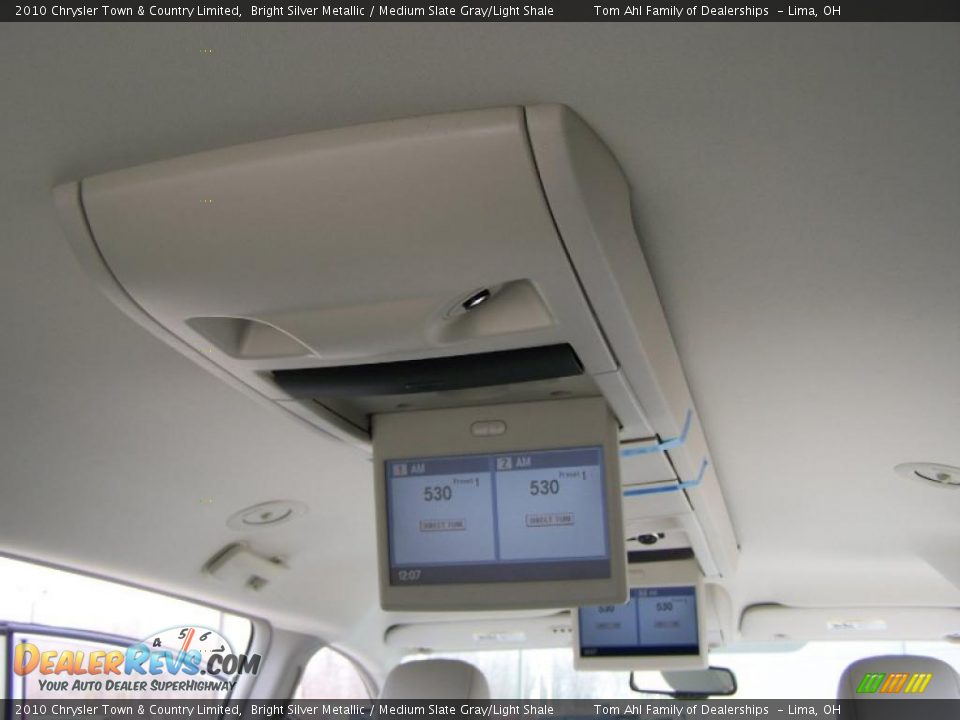 2010 Chrysler Town & Country Limited Bright Silver Metallic / Medium Slate Gray/Light Shale Photo #18