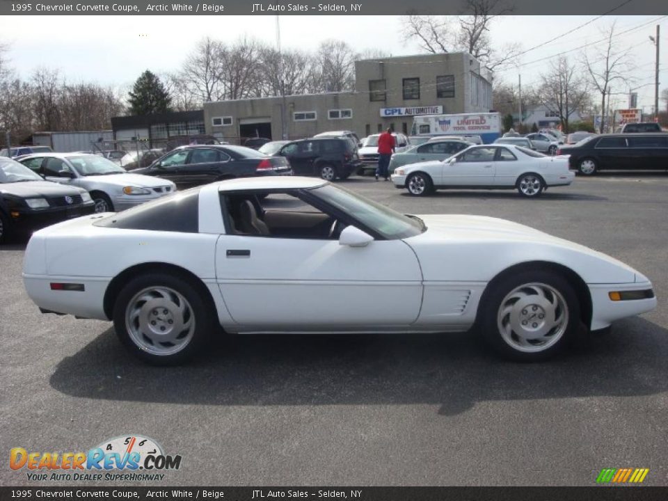 1995 Chevrolet Corvette Coupe Arctic White / Beige Photo #7