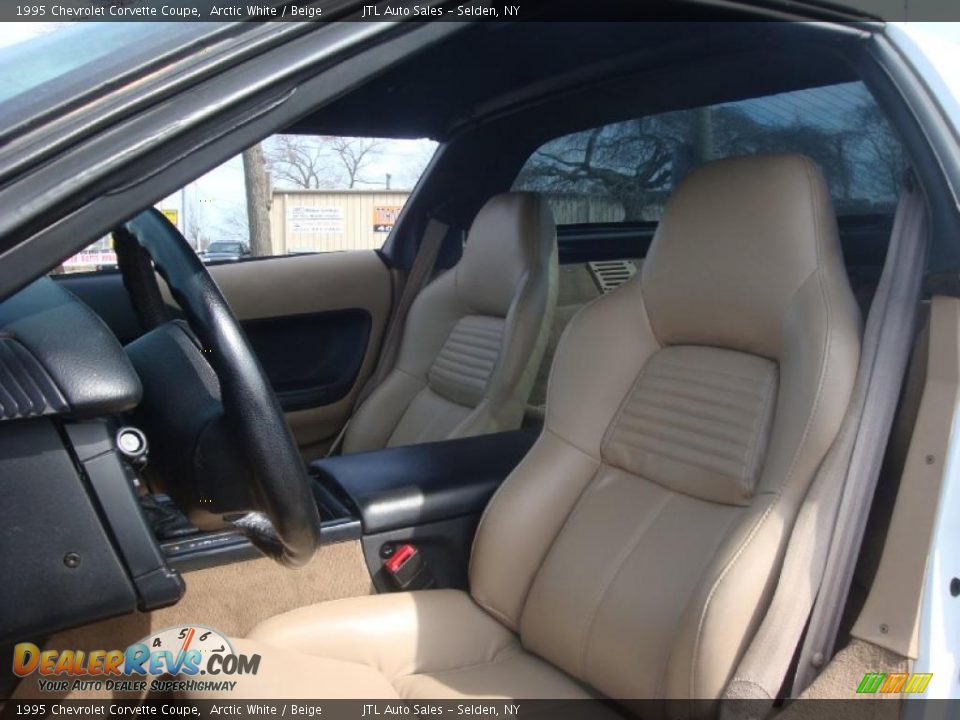 1995 Chevrolet Corvette Coupe Arctic White / Beige Photo #10
