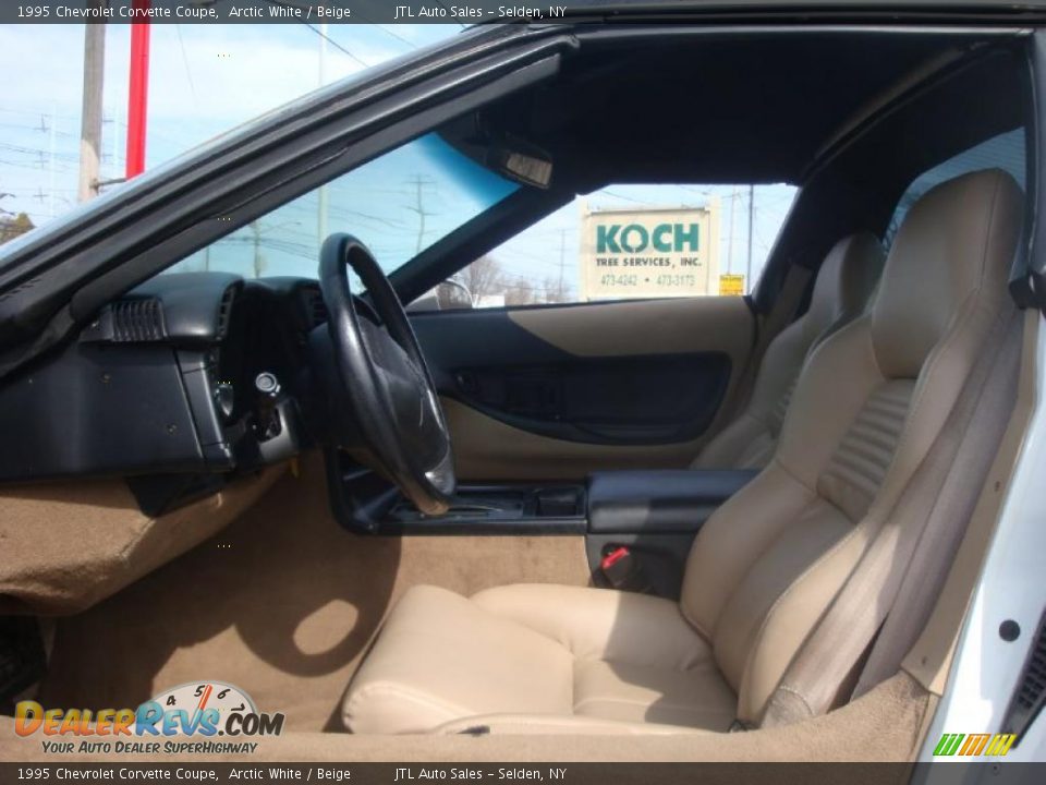 1995 Chevrolet Corvette Coupe Arctic White / Beige Photo #11
