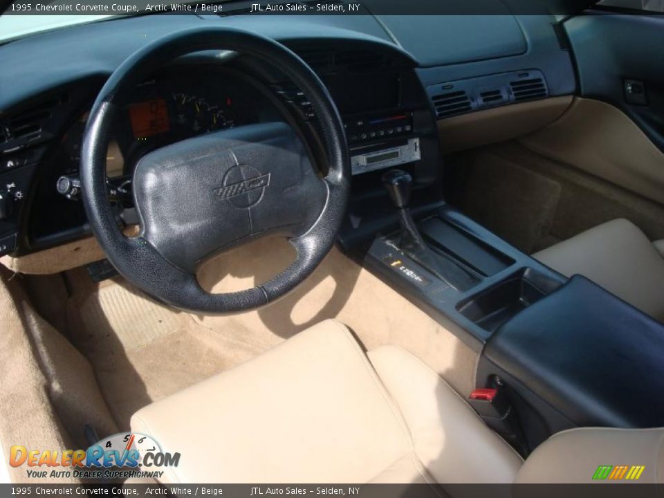 1995 Chevrolet Corvette Coupe Arctic White / Beige Photo #12