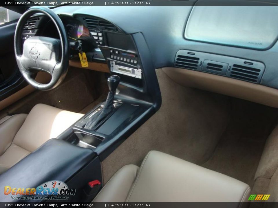 1995 Chevrolet Corvette Coupe Arctic White / Beige Photo #13
