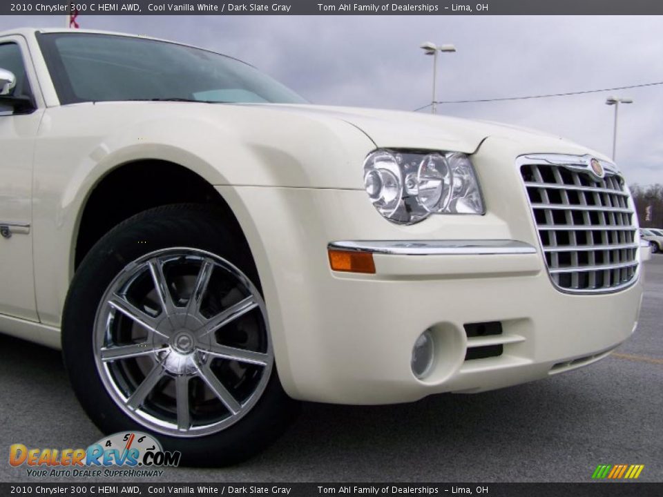 2010 Chrysler 300 C HEMI AWD Cool Vanilla White / Dark Slate Gray Photo #2