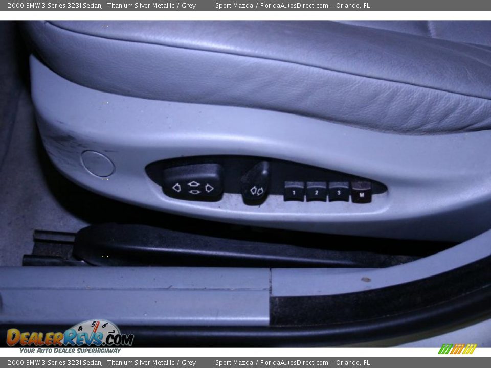 2000 BMW 3 Series 323i Sedan Titanium Silver Metallic / Grey Photo #34